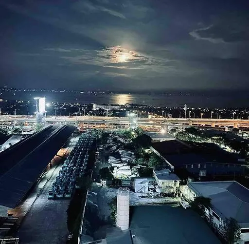 2br Near Naia/skyway: Staycation With View