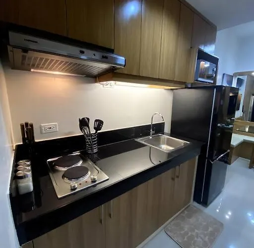 2br Near Naia/skyway: Staycation With View